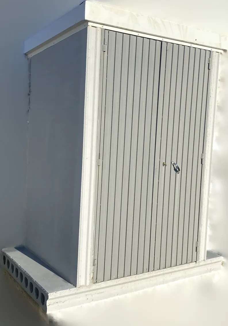 Caseta prefabricada de hormigón con puertas metálicas, sobre zócalo de placa alveolar