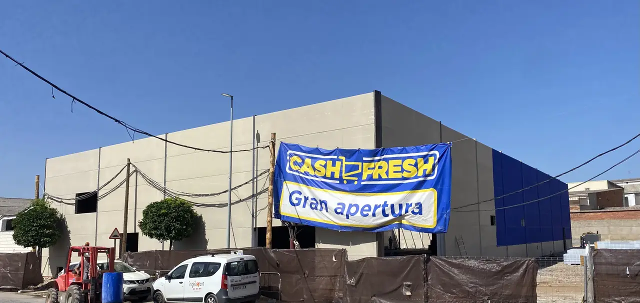 Otra vista de la fachada con las placas montadas