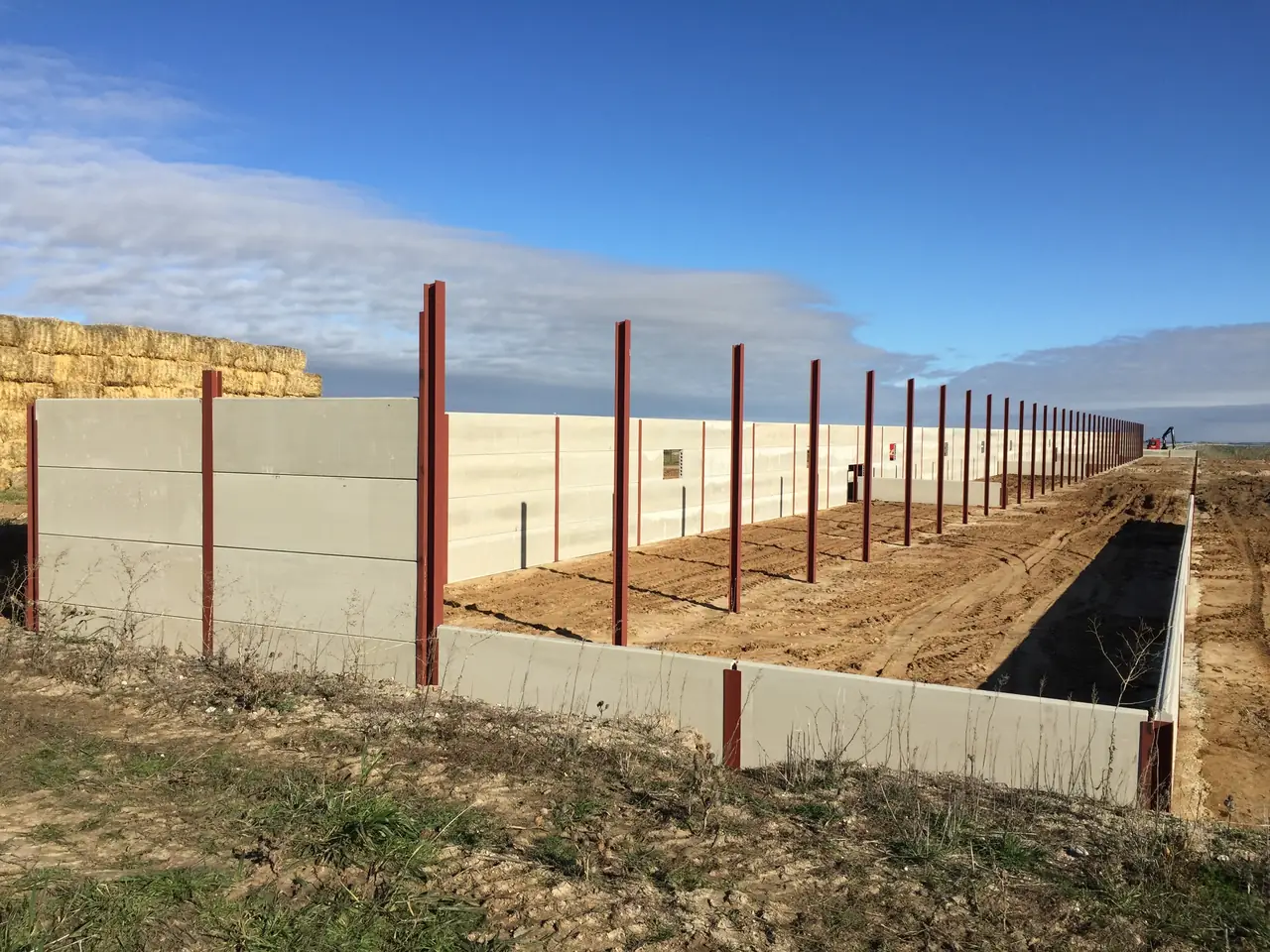 Cerramiento de gran longitud con la hilera de pilares y los muros ya montados
