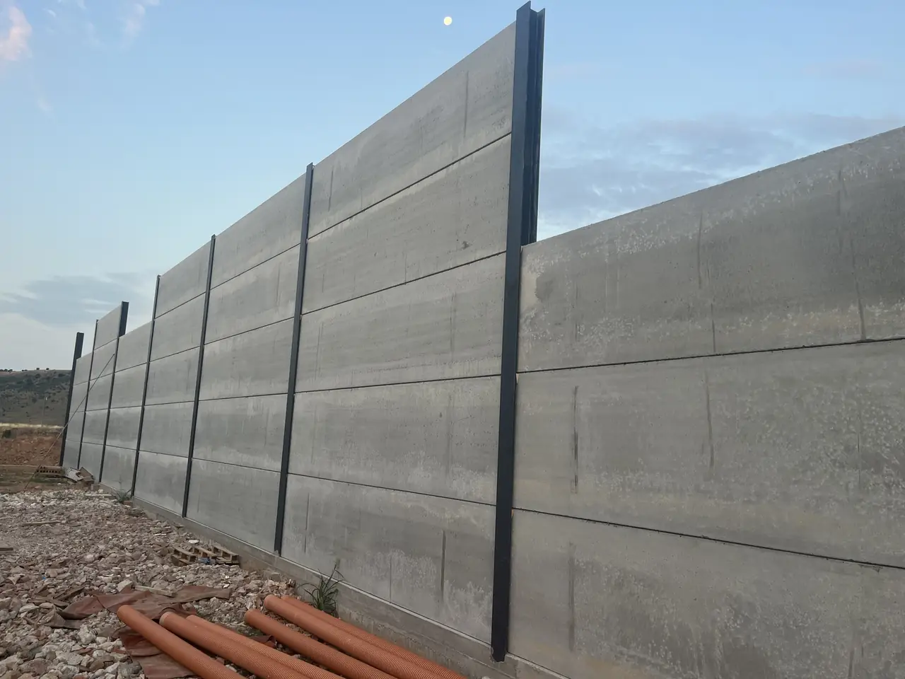 Muro de placas entre los pilares metálicos visto en perspectiva