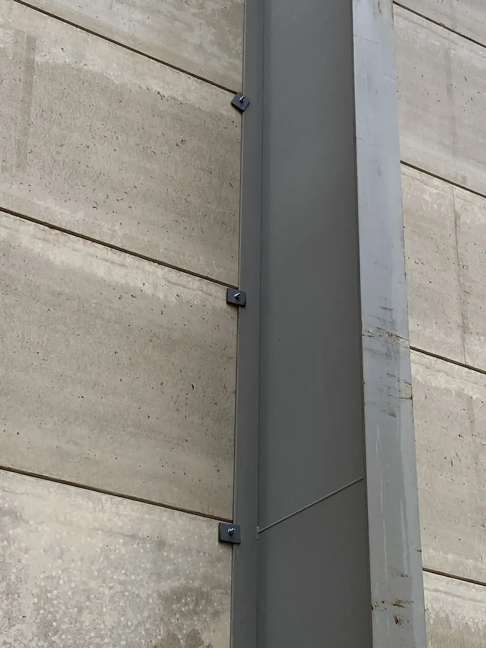Detalle de la fijación de las placas al pilar metálico