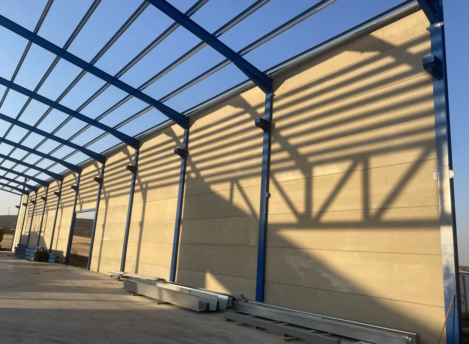 Detalle de cerramiento y estructura metálica de cubierta