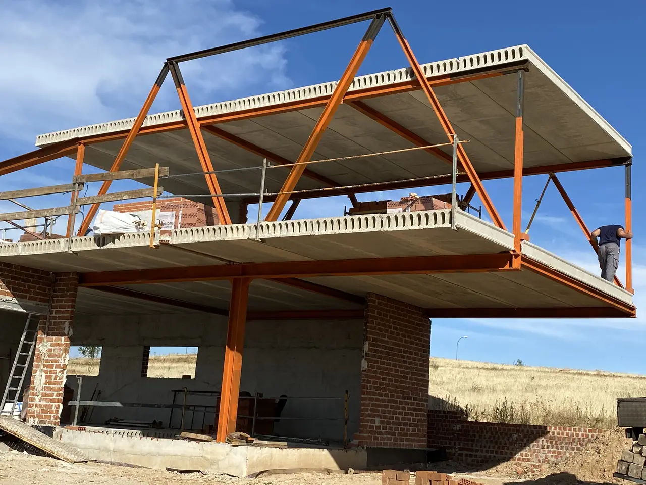 Forjado de placas alveolares sobre estructura metálica con zona en voladizo