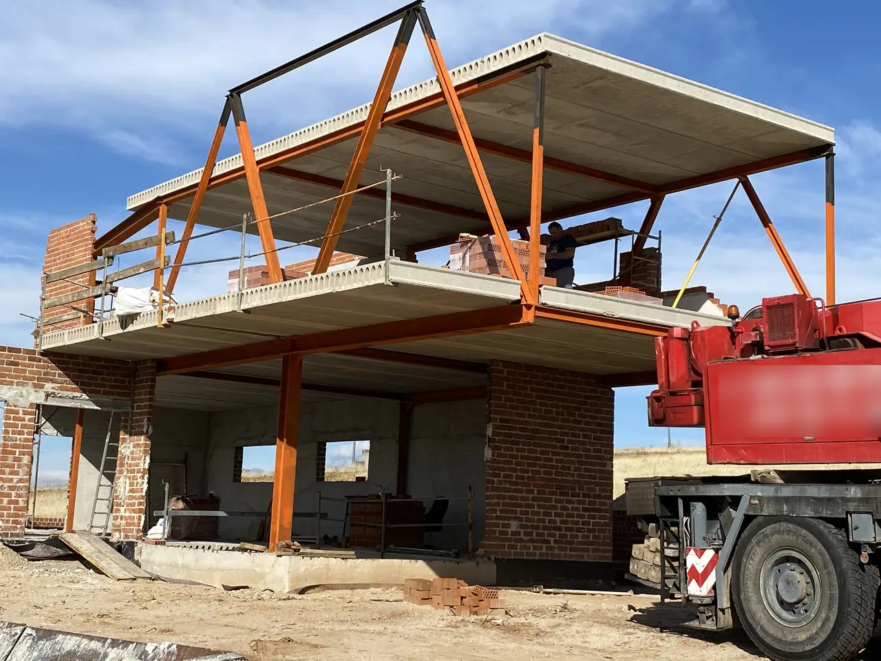 Forjado ya montado con la autogrúa junto a la obra