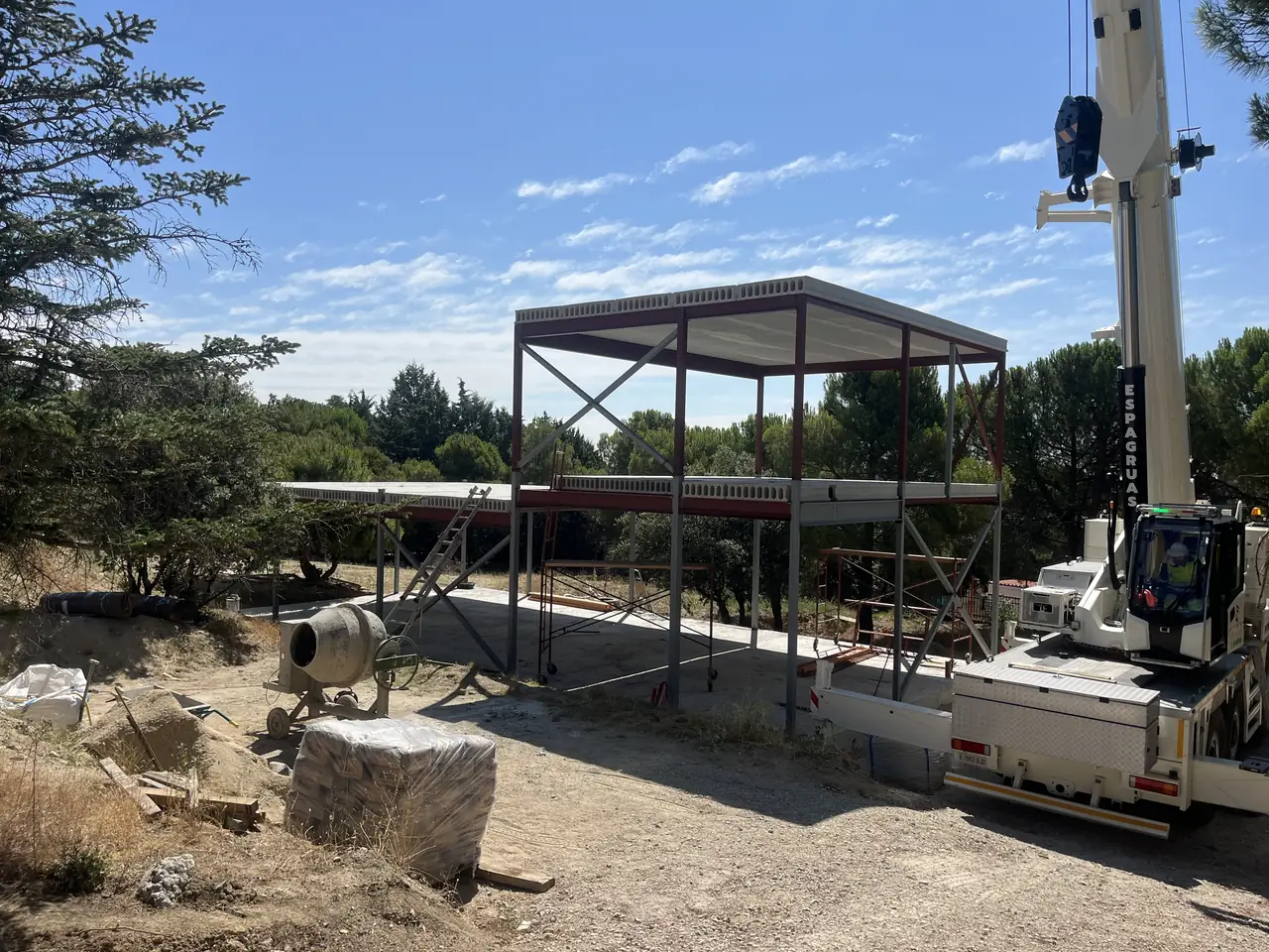 Montaje con autogrúa junto a la estructura