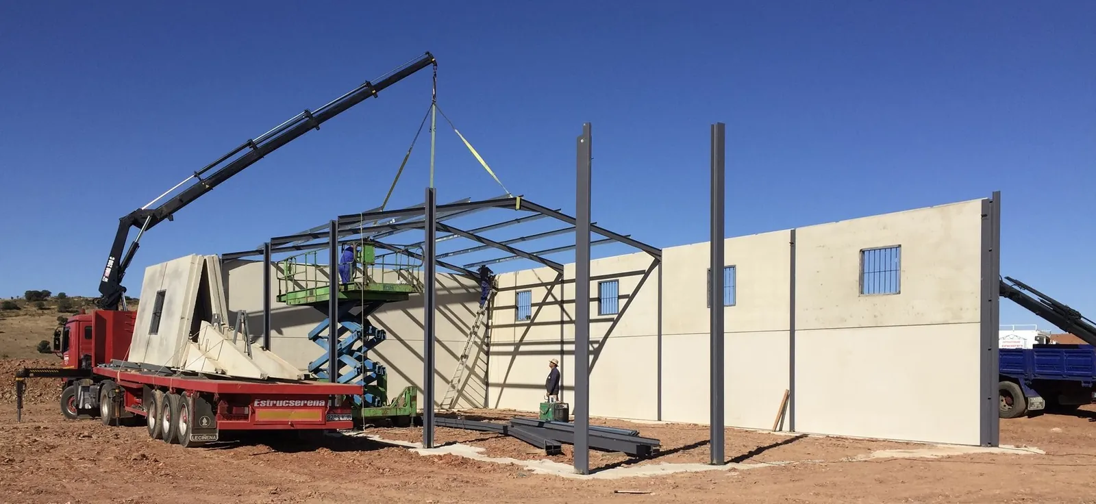 Izado de placas y montaje de estructura metálica