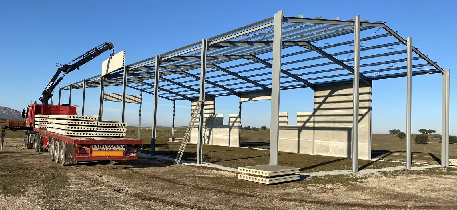 Montaje de estructura metálica y placas alveolares