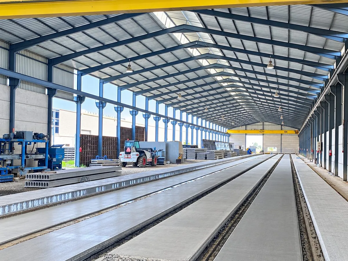 Nave de estructura metálica con líneas de fabricación de placas alveolares de hormigón
