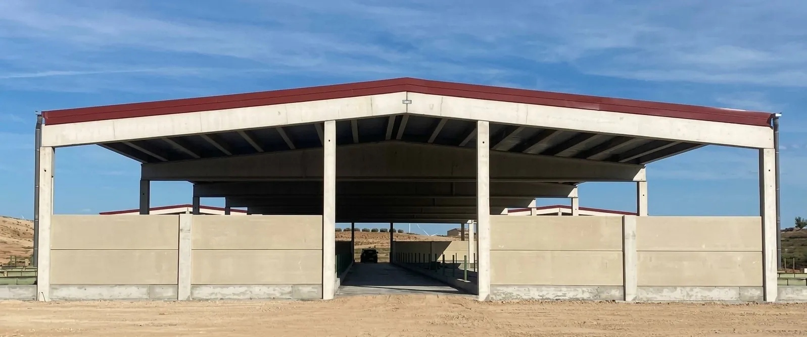 Nave ganadera terminada, vista exterior frontal