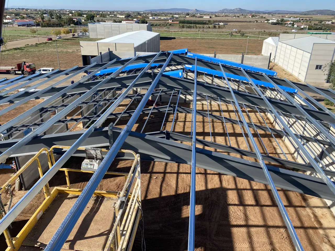 Estructura metálica de la cubierta vista desde arriba