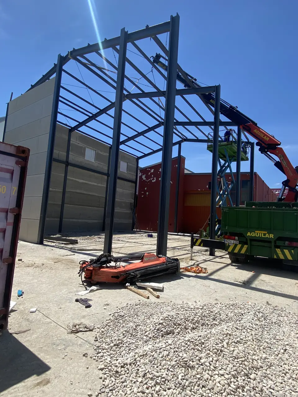 Montaje de la estructura metálica con los muros de placas ya colocados