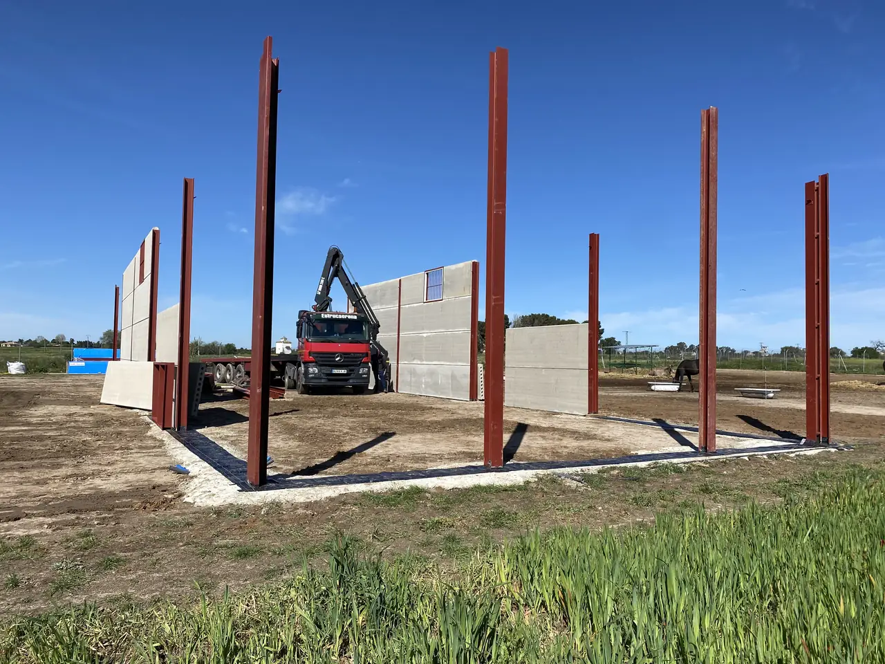 Inicio del montaje con los pilares metálicos y las primeras placas, con el camión grúa de Estrucserena