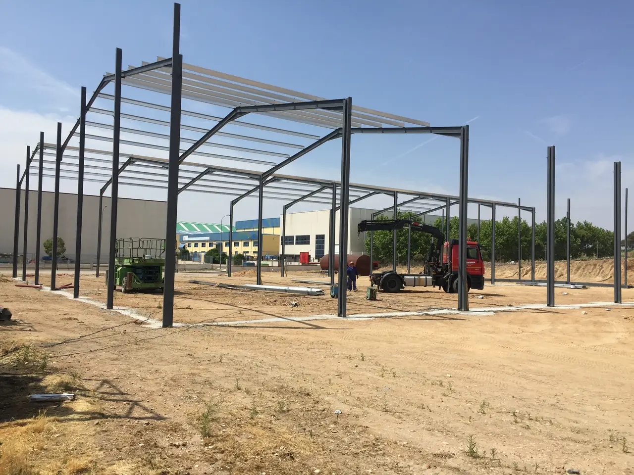 Montaje de la estructura metálica con la nave a medio levantar