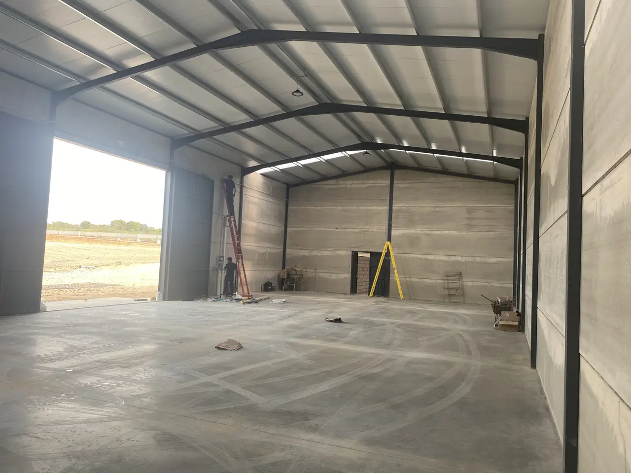 Interior de la nave con la estructura metálica y los muros de placa