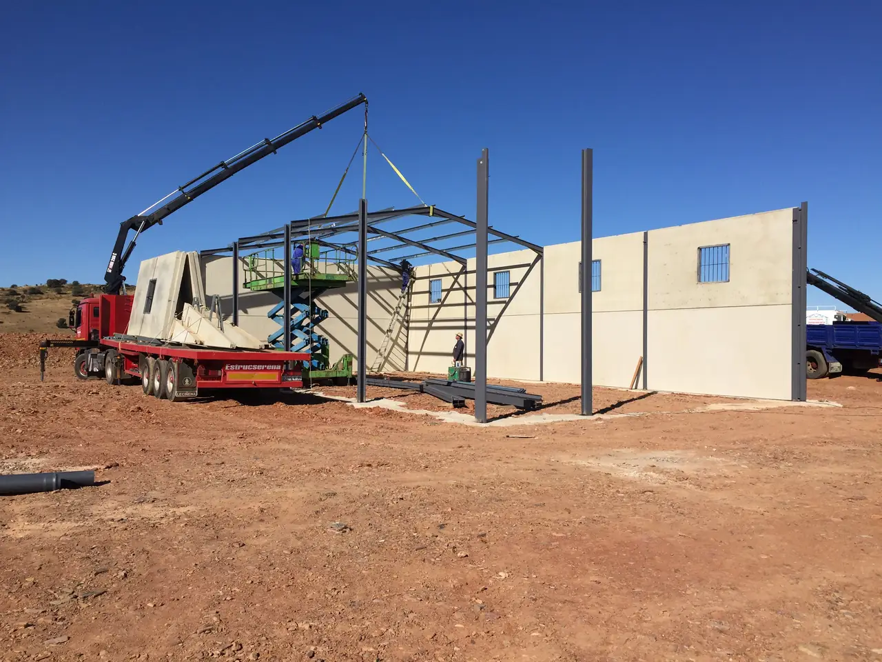 Montaje de la estructura metálica con los muros de placa ya colocados