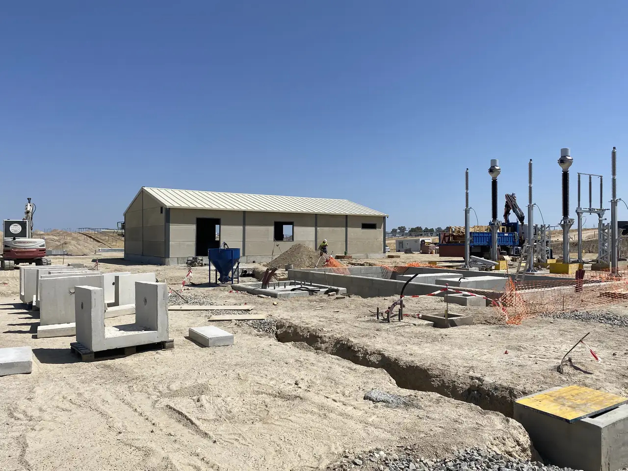 Nave de la subestación ya cerrada con placas de hormigón y cubierta