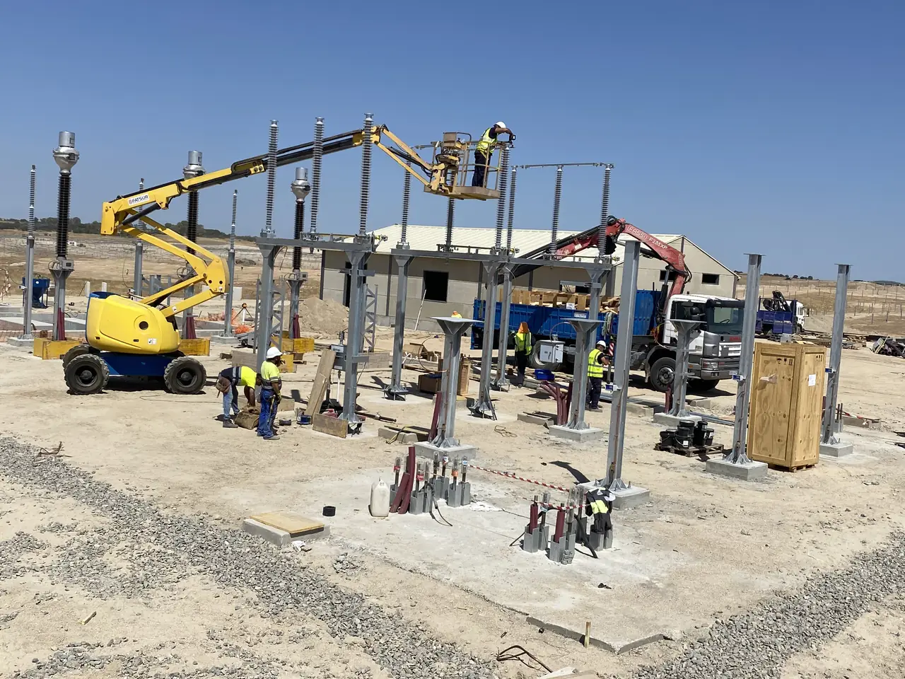 Vista de la subestación eléctrica en obra junto a la nave